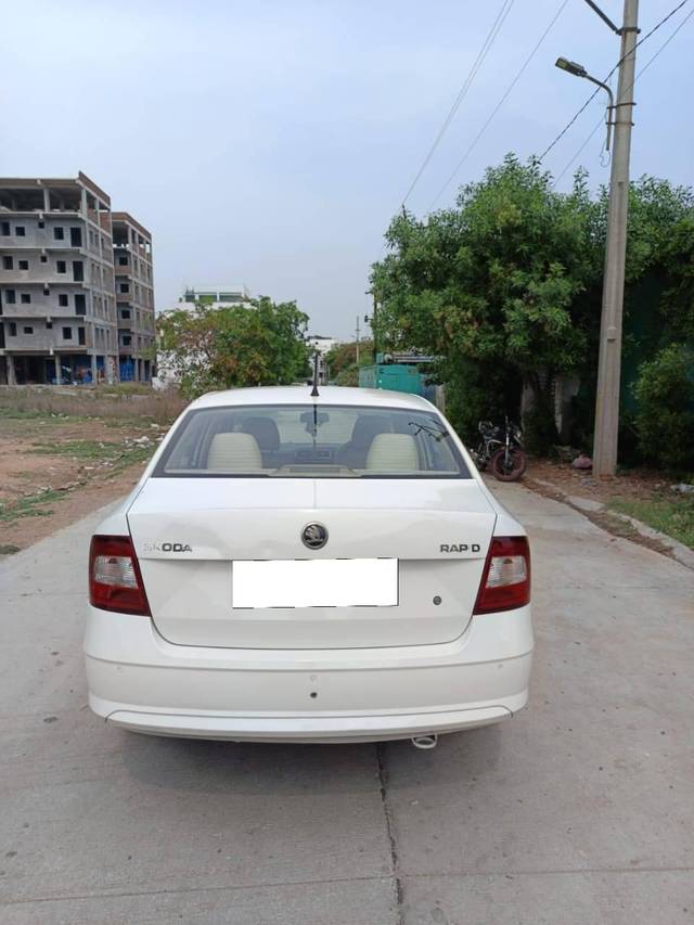https://images10.gaadi.com/usedcar_image/4538530/original/processed_70222d6f44d0849360a29e2f491de3f8.jpg?imwidth=6402