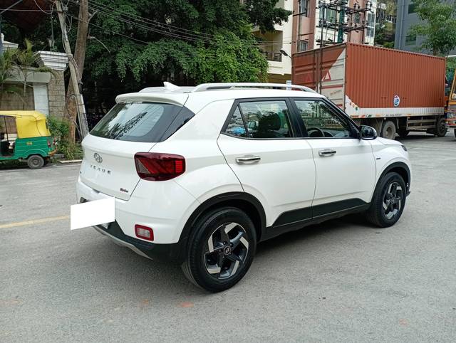 https://images10.gaadi.com/usedcar_image/4538539/original/processed_d8f7b8b58195d52f557fa83a1e452c9d.jpg?imwidth=6402