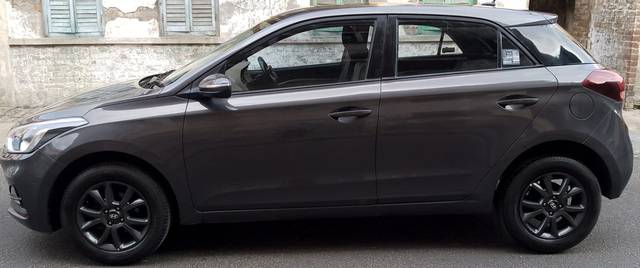 https://images10.gaadi.com/usedcar_image/4538550/original/08faa1289cbf42cd2c175ca94e3d2aee.jpg?imwidth=6402