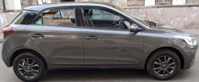 https://images10.gaadi.com/usedcar_image/4538550/original/processed_22570f0f3d3d1ac727403d15d67f5a52.jpg?imwidth=6401