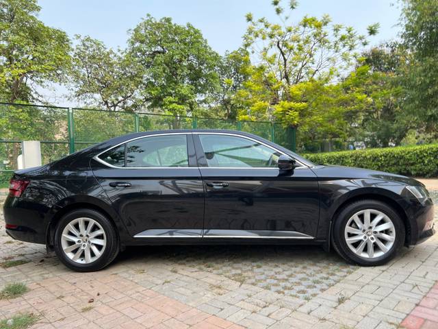 https://images10.gaadi.com/usedcar_image/4538596/original/0396c8770df3fccbb35679b90e1620a4.jpg?imwidth=6401