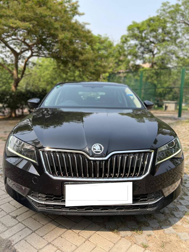 https://images10.gaadi.com/usedcar_image/4538596/original/processed_6b0b19d8e6ebff0993cf2b541512ab8f.jpg?imwidth=6400