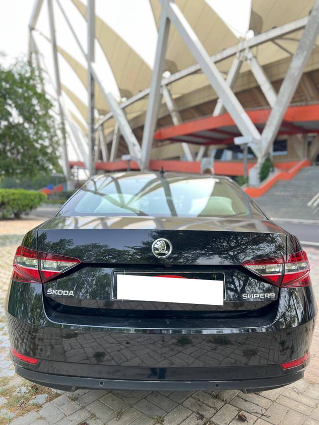 https://images10.gaadi.com/usedcar_image/4538596/original/processed_9277fc9f86d9545047945555a8fcbf2d.jpg?imwidth=6402