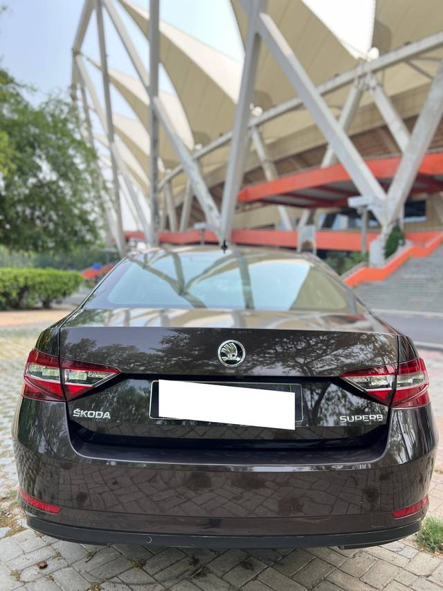 https://images10.gaadi.com/usedcar_image/4538599/original/processed_acc5e2365f18855856c1cfc740e03cbc.jpg?imwidth=6402