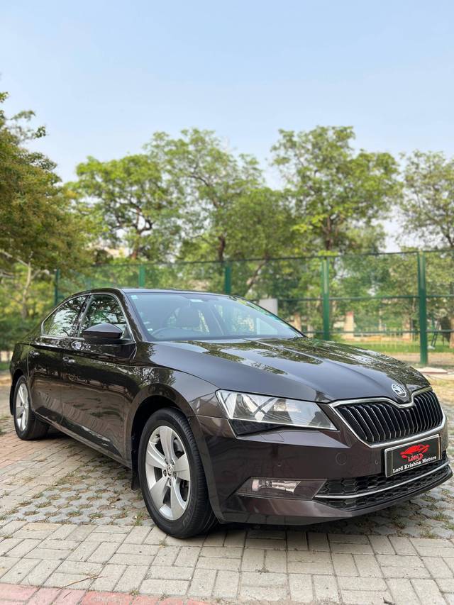 https://images10.gaadi.com/usedcar_image/4538599/original/processed_b35ae8838fcc60be8e457dc7ca484d47.jpg?imwidth=6400