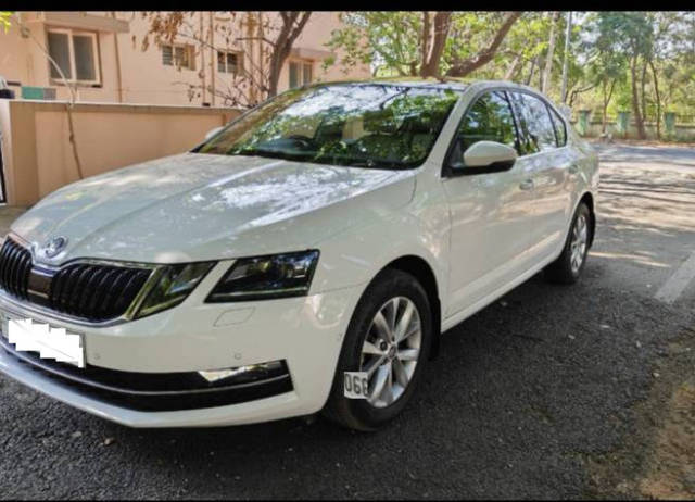 https://images10.gaadi.com/usedcar_image/4538646/original/processed_1fb63d9e29757a1e8000540fa46e4450.png?imwidth=6400