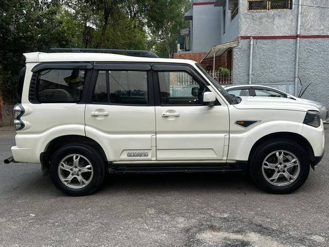 https://images10.gaadi.com/usedcar_image/4538687/original/processed_1984e0aa090b14ea58366a2f0098f65e.jpg?imwidth=6401