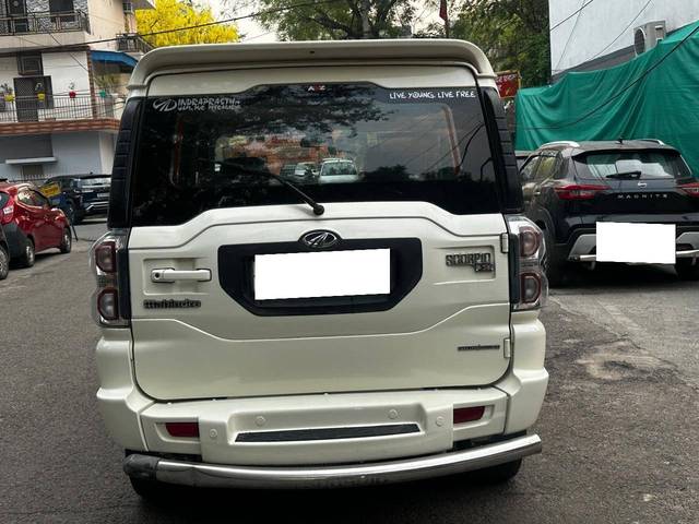 https://images10.gaadi.com/usedcar_image/4538687/original/processed_9fd3b11d070d6eb9cdd9e3d8aac6052b.jpg?imwidth=6402