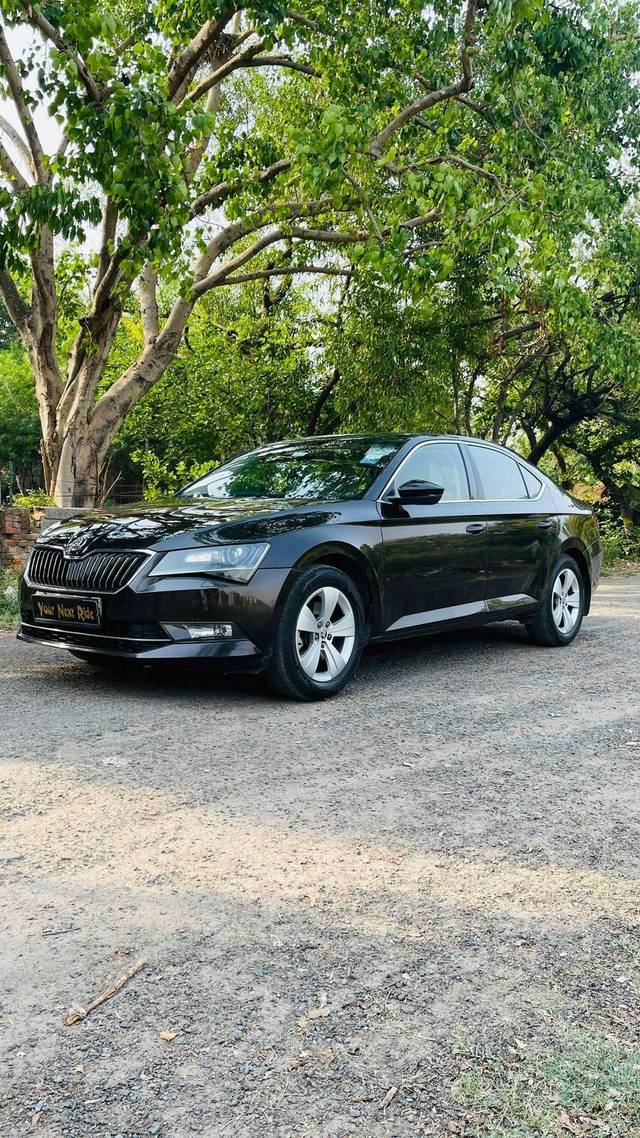https://images10.gaadi.com/usedcar_image/4538713/original/processed_b20a468e4a34d230354c65f4a4778f22.jpg?imwidth=6401