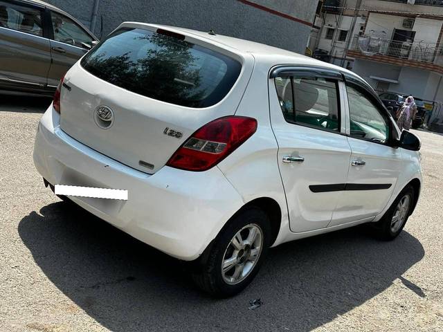https://images10.gaadi.com/usedcar_image/4538717/original/processed_26698ddf244ca7efccf37b7b61cb37ad.jpg?imwidth=6402