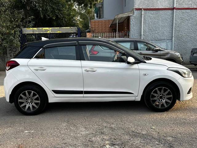 https://images10.gaadi.com/usedcar_image/4538736/original/processed_0208b7cee650aa7a83853922f1e6a0e3.jpg?imwidth=6401
