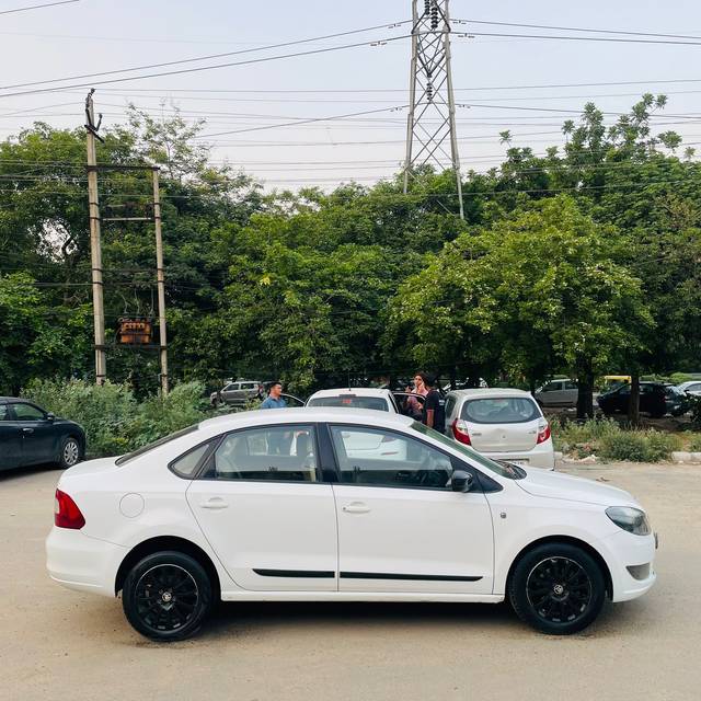 https://images10.gaadi.com/usedcar_image/4538743/original/21d3c7c02d2aecc80708b5c2fe25db61.jpg?imwidth=6401