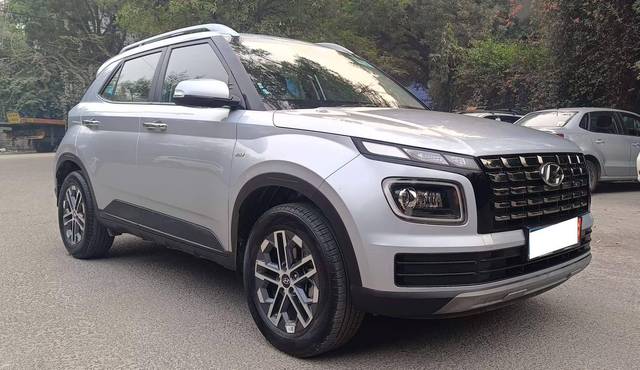 https://images10.gaadi.com/usedcar_image/4538756/original/processed_1eeffcdd2acfee00bbc45820c266081e.jpg?imwidth=6400
