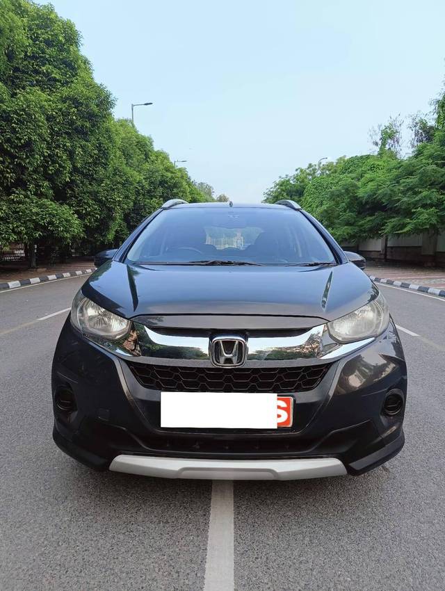 https://images10.gaadi.com/usedcar_image/4538808/original/processed_0e63e674ec8df6de44e4fcb9f98d4b75.jpg?imwidth=6400