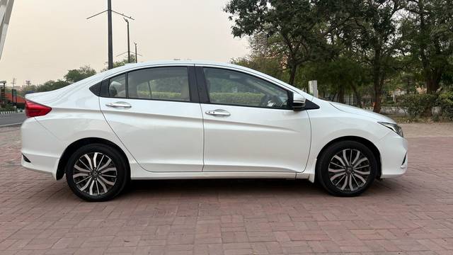 https://images10.gaadi.com/usedcar_image/4538812/original/3ddd01ee77d238cd25e426474b172453.jpg?imwidth=6401