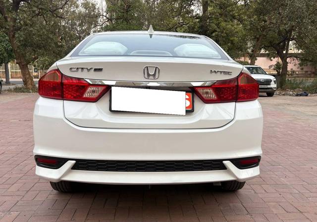 https://images10.gaadi.com/usedcar_image/4538812/original/processed_92329c961013b963f269f1dbd938c9d6.jpg?imwidth=6402