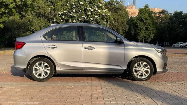 https://images10.gaadi.com/usedcar_image/4538830/original/processed_aecddcc1164ab0b4818a7a3f2a629a50.jpg?imwidth=6401