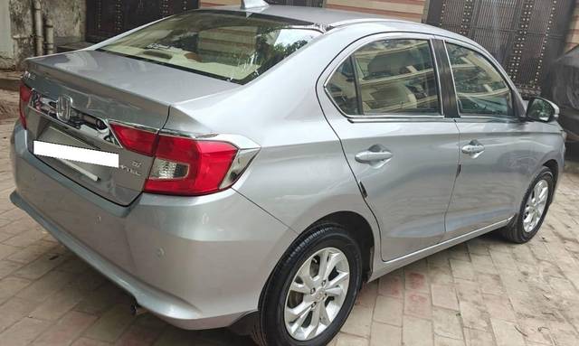 https://images10.gaadi.com/usedcar_image/4538881/original/processed_b052ba1807d0332bbd0f5726b1f522f0.jpg?imwidth=6402