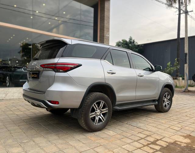 https://images10.gaadi.com/usedcar_image/4538888/original/processed_91bd4e87467e27e56c182fdaebaacf1e.jpg?imwidth=6402