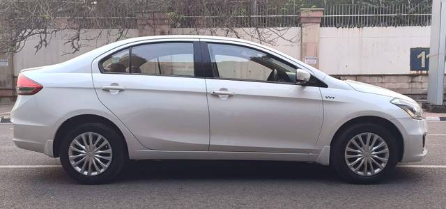 https://images10.gaadi.com/usedcar_image/4538950/original/processed_5f8f96f3e23c64adcd61ee3d83b011cd.jpg?imwidth=6401
