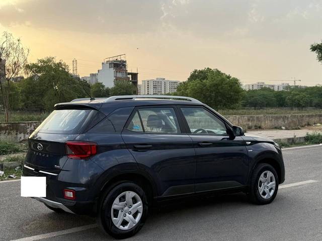 https://images10.gaadi.com/usedcar_image/4538962/original/processed_76f204fc2285c155ddaef19d5b6782e2.jpg?imwidth=6402