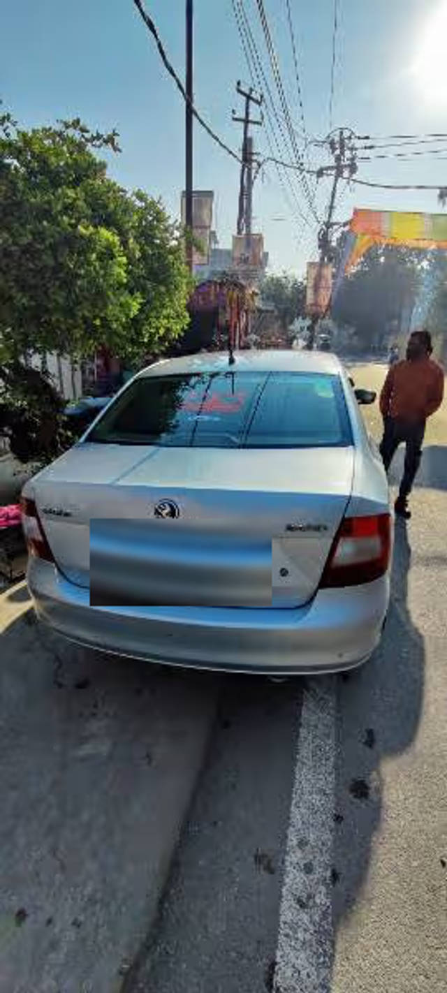 https://images10.gaadi.com/usedcar_image/4538998/original/a91d953a-0a3d-4d4f-9f9b-f1816f07036b.png?imwidth=6402