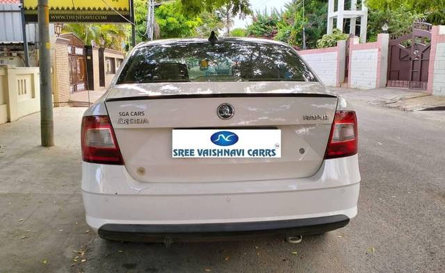 https://images10.gaadi.com/usedcar_image/4539066/original/processed_ad03183a8225420d141472f938f3f2f4.jpg?imwidth=6402