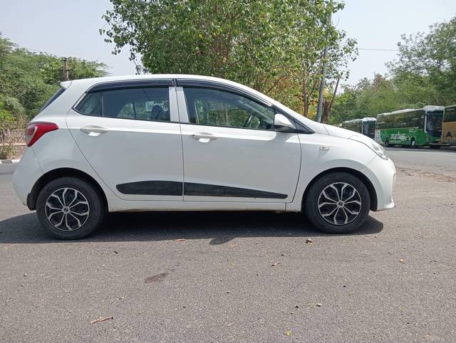 https://images10.gaadi.com/usedcar_image/4539107/original/processed_8fb3920fab8f3fd1586b6d4f52395688.jpg?imwidth=6401
