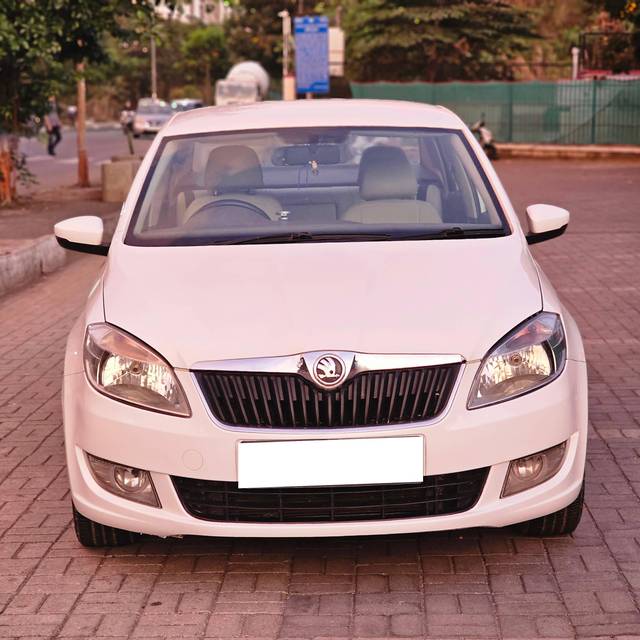 https://images10.gaadi.com/usedcar_image/4539112/original/processed_0bf3b0d0fa64fc31227d698b2a0fe394.jpg?imwidth=6402