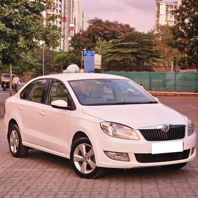 https://images10.gaadi.com/usedcar_image/4539112/original/processed_633518ee67fd7dae4e5a0c17eb4e44e7.jpg?imwidth=6400
