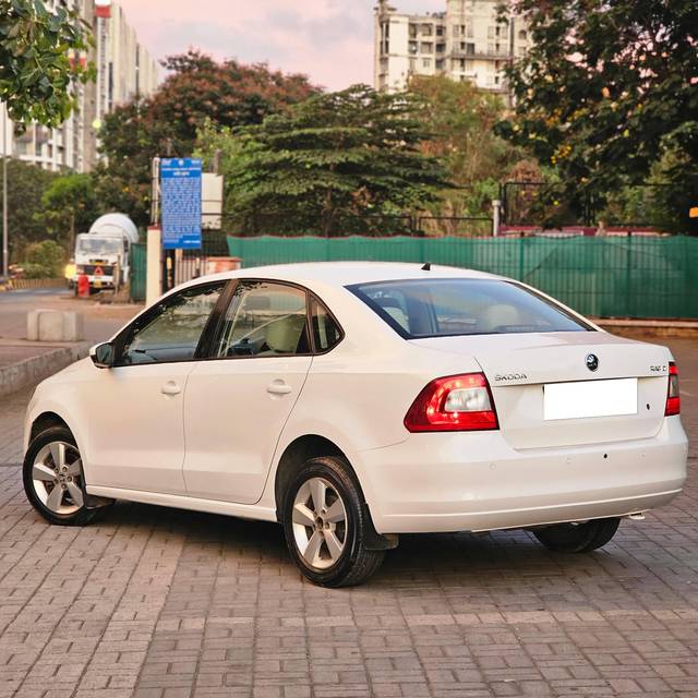 https://images10.gaadi.com/usedcar_image/4539112/original/processed_8aaf909c2b8a7a3c0a128e75731da7b4.jpg?imwidth=6401