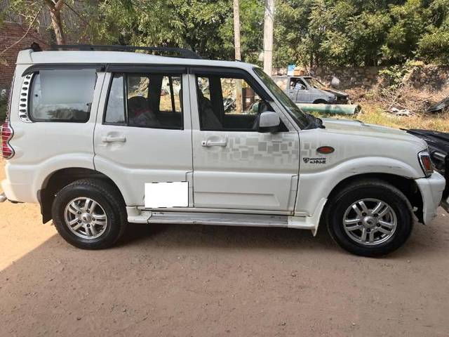 https://images10.gaadi.com/usedcar_image/4539154/original/processed_eb61217d-a169-45a0-b962-16be5fe1af38.jpg?imwidth=6400