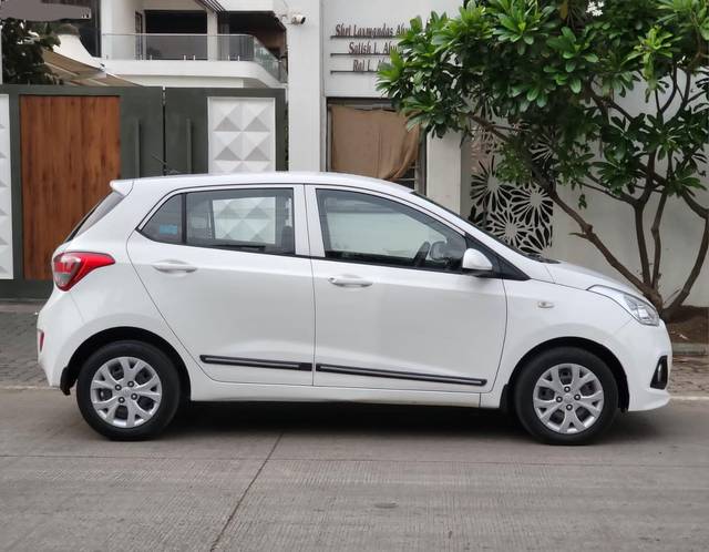 https://images10.gaadi.com/usedcar_image/4539172/original/processed_89c6a9f2849a7a962b687c05f2838e9c.jpg?imwidth=6401