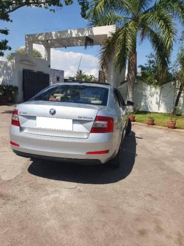 https://images10.gaadi.com/usedcar_image/4539211/original/processed_e75b2bd2-99cc-4e92-8972-8113aeb7475a.jpeg?imwidth=6402