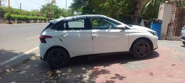 https://images10.gaadi.com/usedcar_image/4539232/original/processed_1d0a211a-5c91-4173-a08c-eb941de27beb.jpg?imwidth=6402