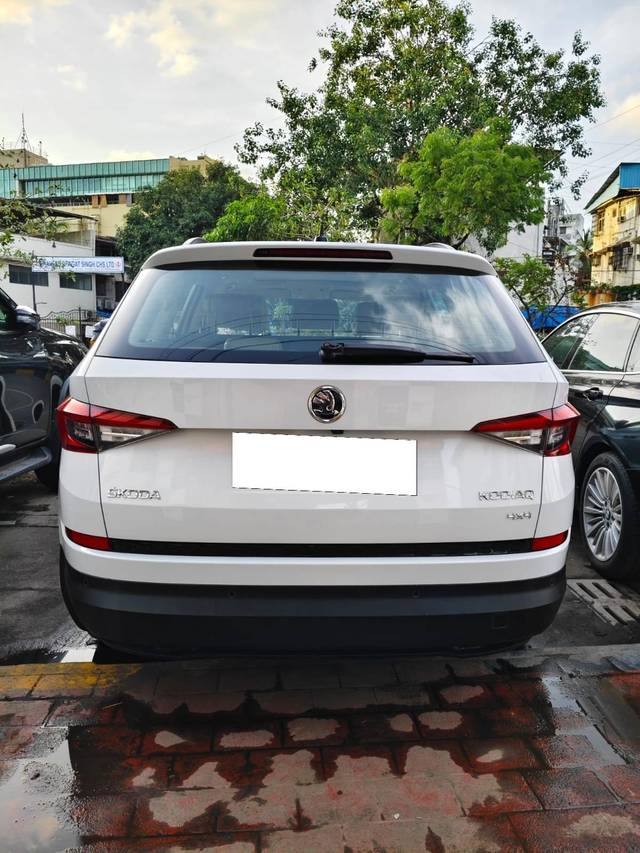https://images10.gaadi.com/usedcar_image/4539249/original/processed_d2bda371d6d04cc5cd6b69f0915bc6fb.jpg?imwidth=6402