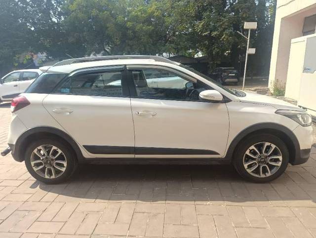 https://images10.gaadi.com/usedcar_image/4539253/original/processed_36994a9a-b493-455c-a94b-bbb86e7c8802.jpg?imwidth=6401