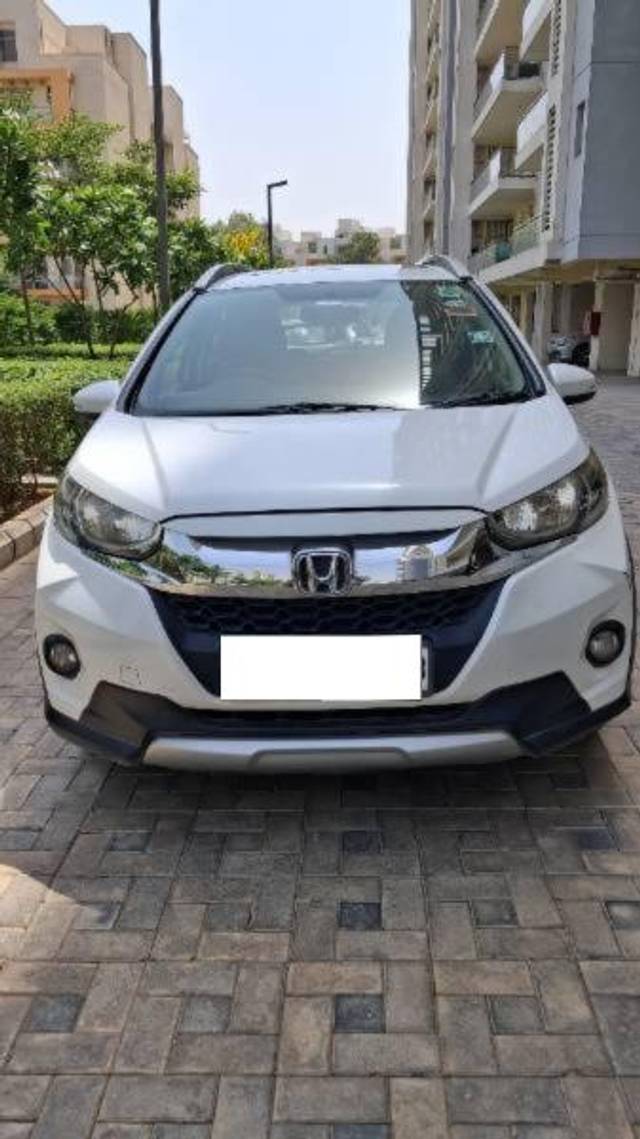 https://images10.gaadi.com/usedcar_image/4539307/original/processed_7ae87493-19a4-43dc-94de-2aae5e82554e.jpg?imwidth=6400