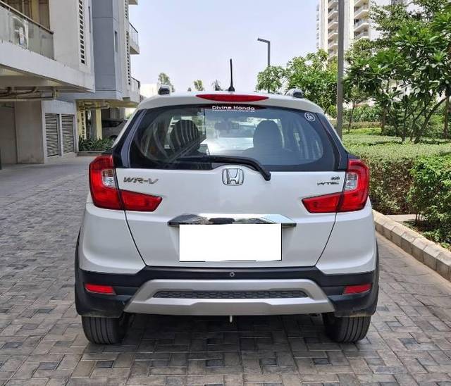https://images10.gaadi.com/usedcar_image/4539307/original/processed_dc2db5ab-1470-479b-9f3f-311deb6387c7.jpg?imwidth=6401