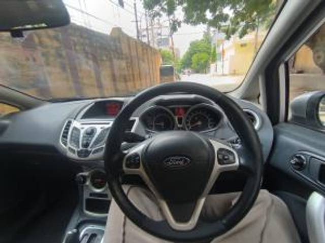 https://images10.gaadi.com/usedcar_image/4539310/original/8ec9d3eb0e43cbd987d3f2640bb1f64e.jpg?imwidth=6402
