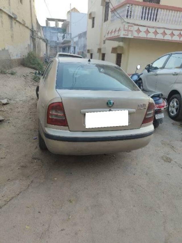 https://images10.gaadi.com/usedcar_image/4539340/original/processed_df792068-ebd1-4677-b149-b09582258bb9.jpg?imwidth=6400