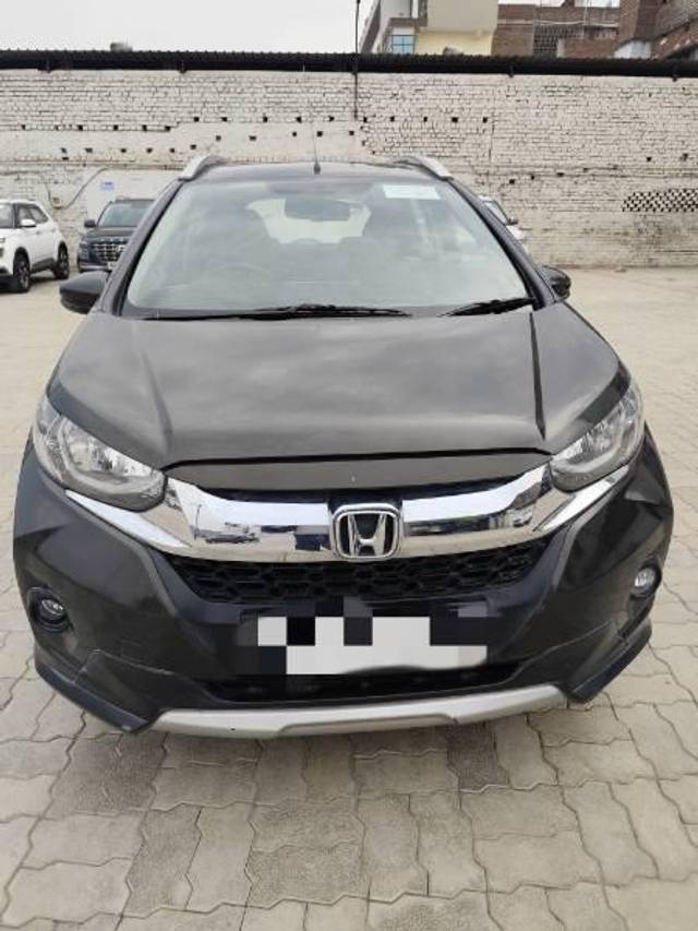 https://images10.gaadi.com/usedcar_image/4539434/original/processed_547ff2ec-b1b4-4759-8a47-5afce8d7ba75.jpg?imwidth=6402