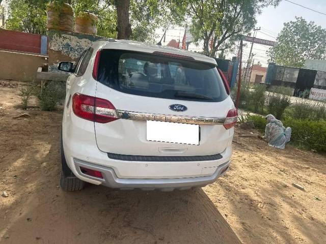 https://images10.gaadi.com/usedcar_image/4539502/original/processed_97f82588-3cae-414e-ae24-2fb0972da576.jpg?imwidth=6401