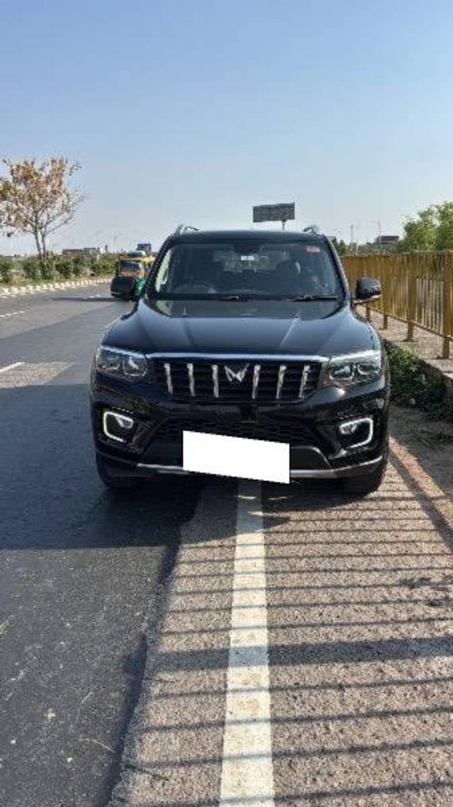 https://images10.gaadi.com/usedcar_image/4539524/original/processed_ebac2eef-2941-42ba-b78e-da8167099452.jpeg?imwidth=6400