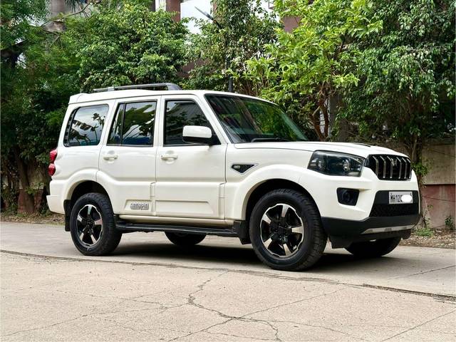 https://images10.gaadi.com/usedcar_image/4539655/original/processed_55f7b945ec1f51db5f6edde864e57b7f.jpg?imwidth=6400