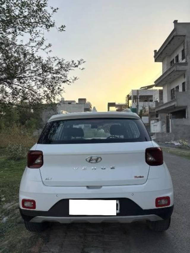 https://images10.gaadi.com/usedcar_image/4539694/original/processed_67246355-a9a0-4dad-96e9-927fd7aea497.jpeg?imwidth=6402