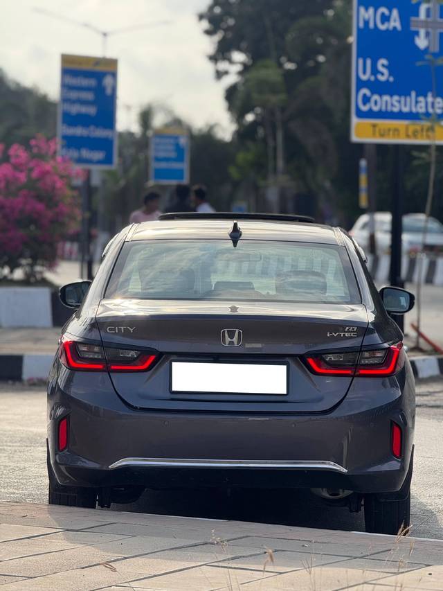https://images10.gaadi.com/usedcar_image/4539836/original/processed_b2b897f0-39c3-4de5-8829-e9f5669b9c02.jpg?imwidth=6401