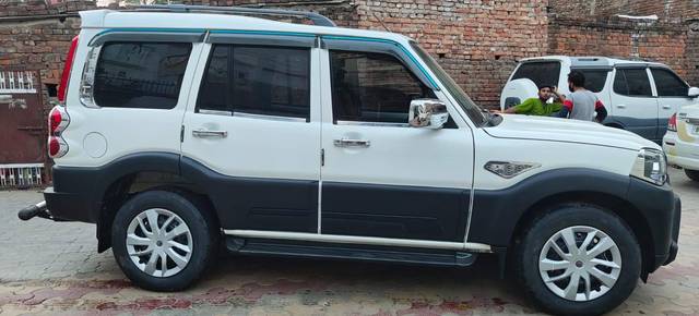 https://images10.gaadi.com/usedcar_image/4539846/original/processed_3f31bcdd4c8fc3ed7a28ed697696d453.jpg?imwidth=6401