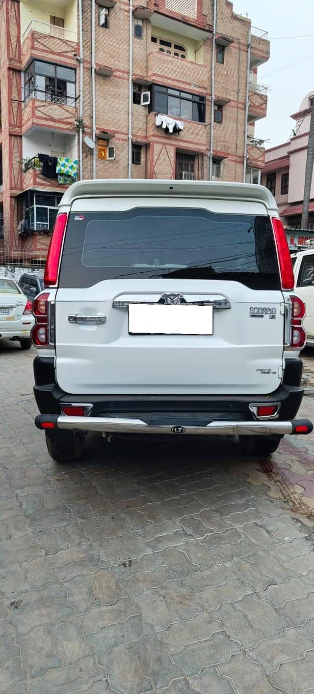 https://images10.gaadi.com/usedcar_image/4539846/original/processed_47907d873d6071a73cb25451d40043f9.jpg?imwidth=6402
