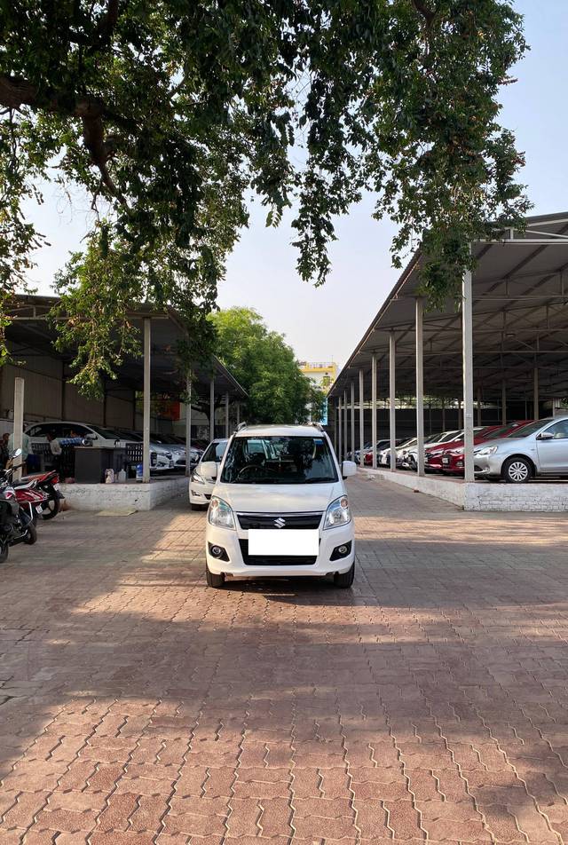 https://images10.gaadi.com/usedcar_image/4539856/original/processed_be4be5df-d43f-40d2-9616-7175c92bc8ce.jpg?imwidth=6400